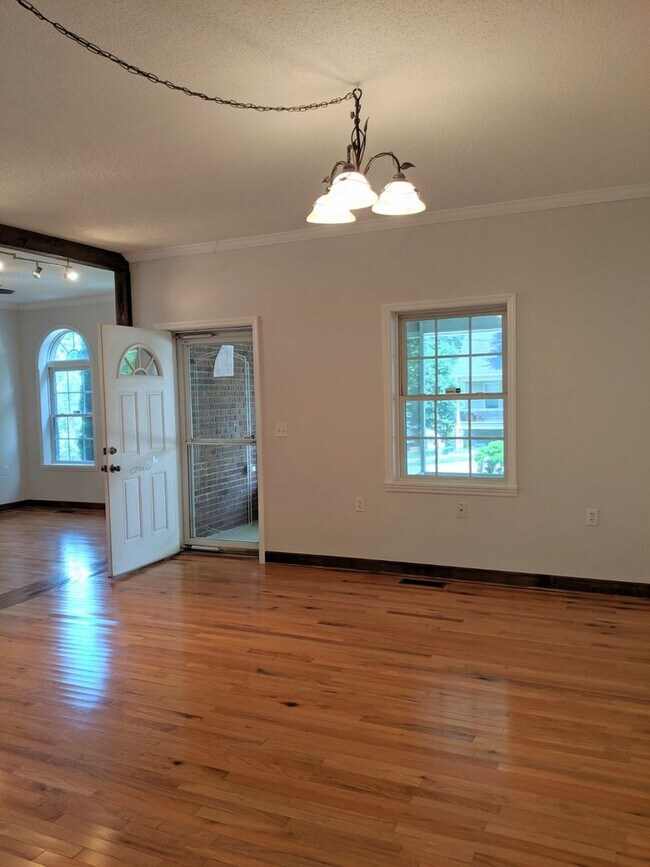 Building Photo - ONE BEDROOM RENTAL! **ALL UTILITES INCLUDED**