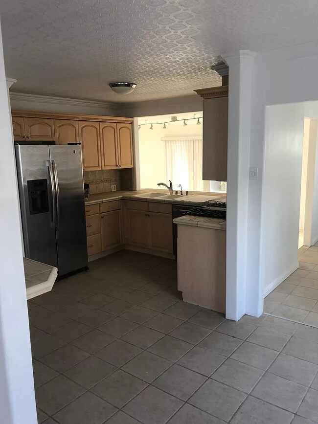 kitchen - 15423 Ermanita Ave