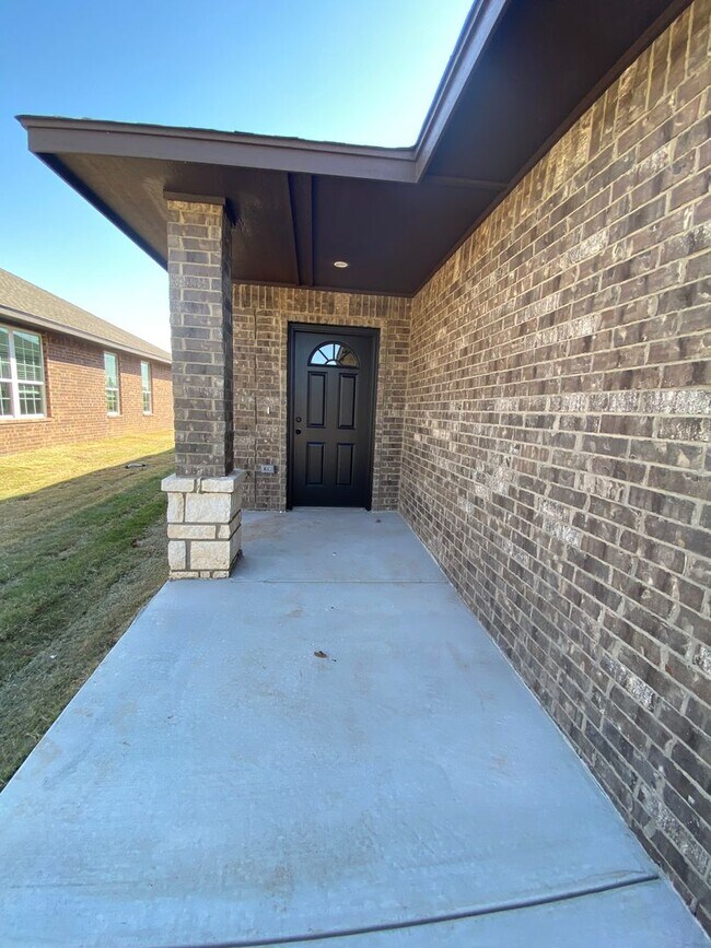 Building Photo - 3 bedroom and 2 bathroom duplex in El Reno!