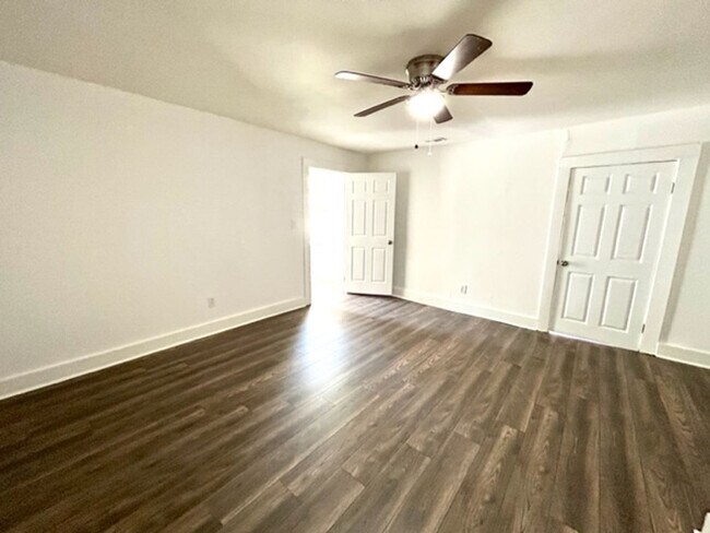 Building Photo - MOVE IN READY TWO BEDROOM ONE BATH - GREAT...