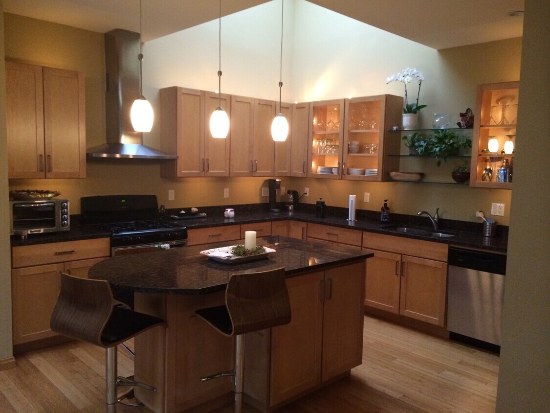 Kitchen - 5993 Centre Ave