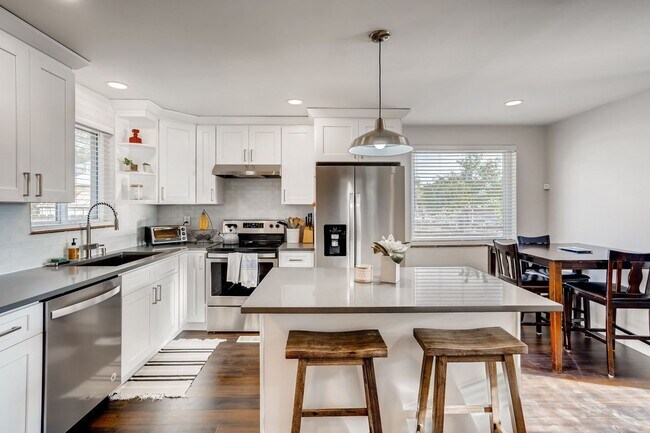 Building Photo - **Fully Remolded 4 bedroom 2 bath home for...