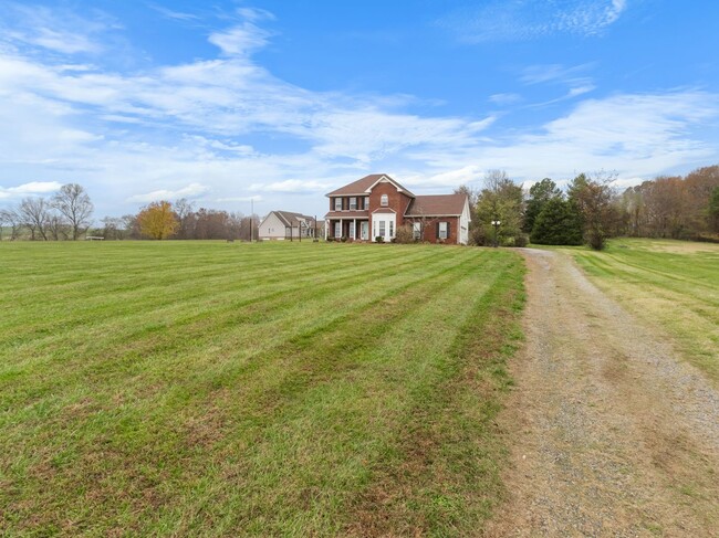 Foto del edificio - Lovely Single Family Home with Land