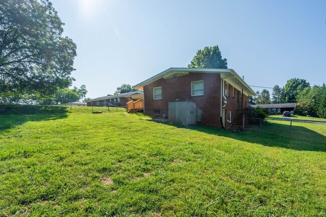 Building Photo - 3 bed and 2 bath house with Den downstairs...
