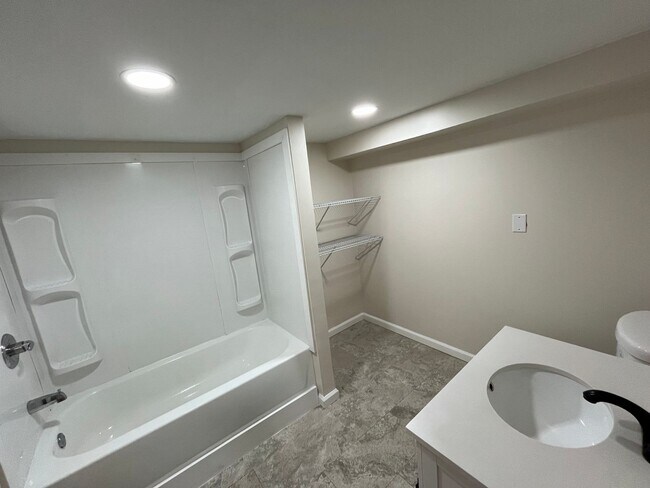 Building Photo - 2 bedroom Basement Apartment