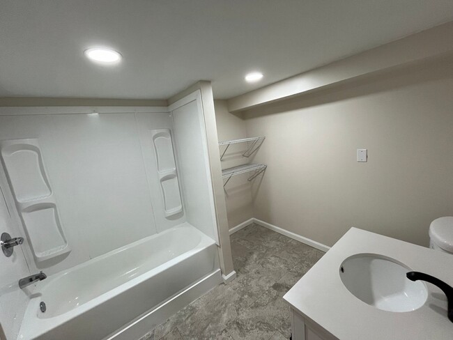 Foto del edificio - Spacious 2 bedroom basement apartment