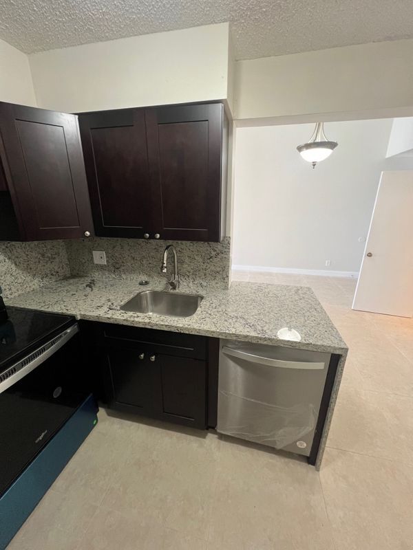 Foto del edificio - 212 Lake Pointe Dr