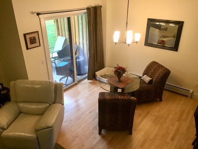 Foto del edificio - 3BR Shelburne Townhouse Available 6/1!