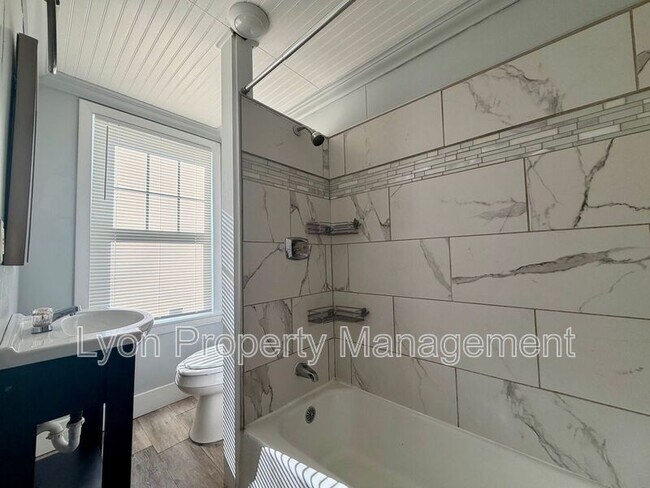 Foto del edificio - 93 W Warwick Ave