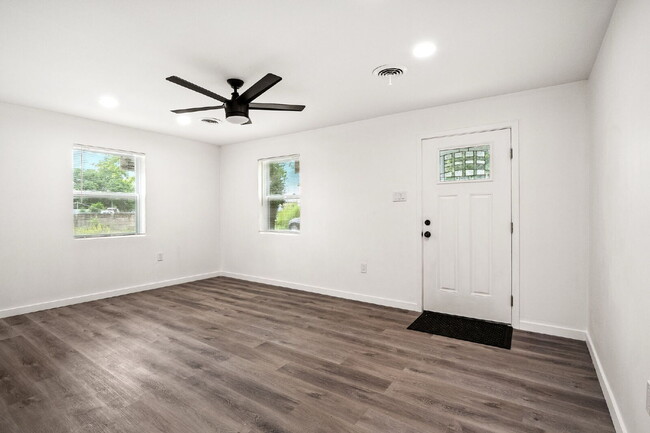 Foto del edificio - 8502 Dianthus Ln