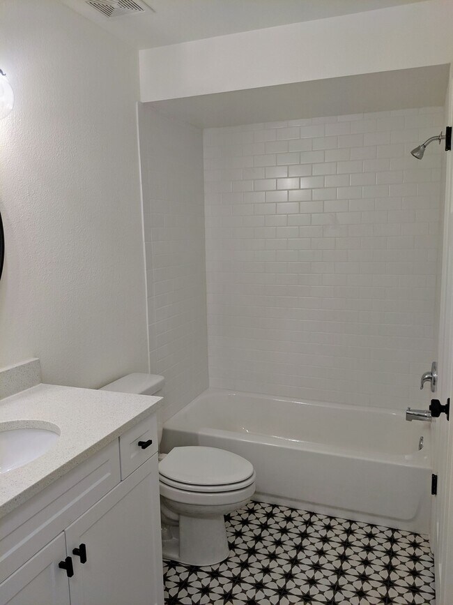 Foto del edificio - Completely Updated 2 Bedroom