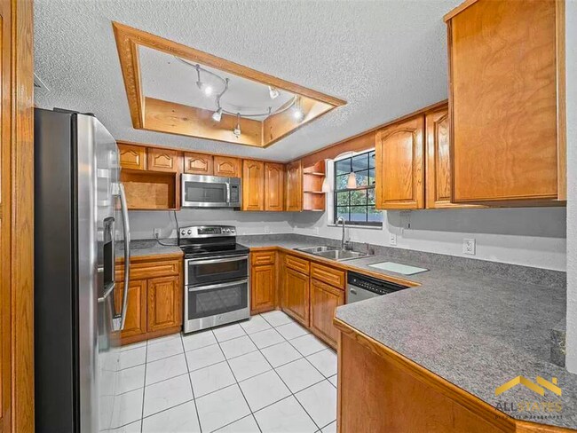 Building Photo - 5011 SE 33rd Ave