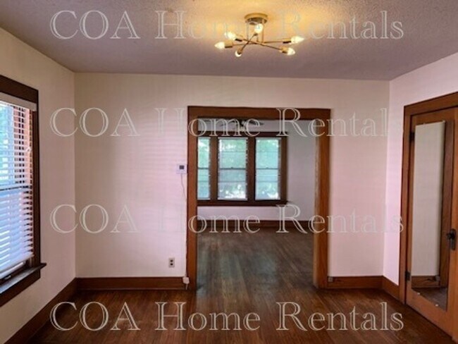 Foto del edificio - 3227 E Oakland Ave