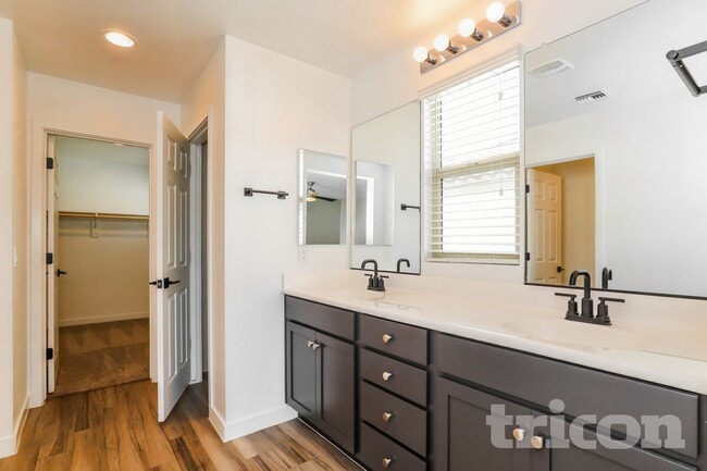 Building Photo - 4817 S Mole