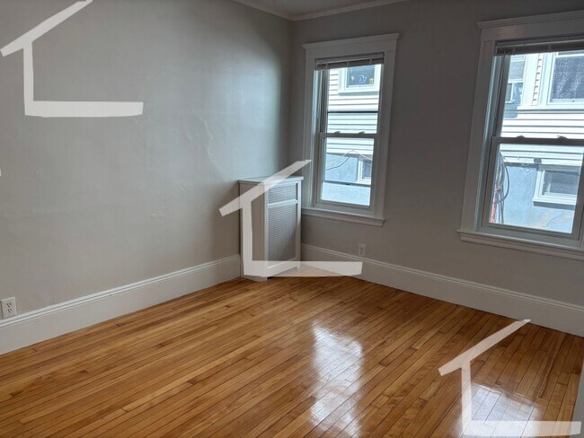 Building Photo - BIG Oak Square 4 bed/2 bath with updated k...