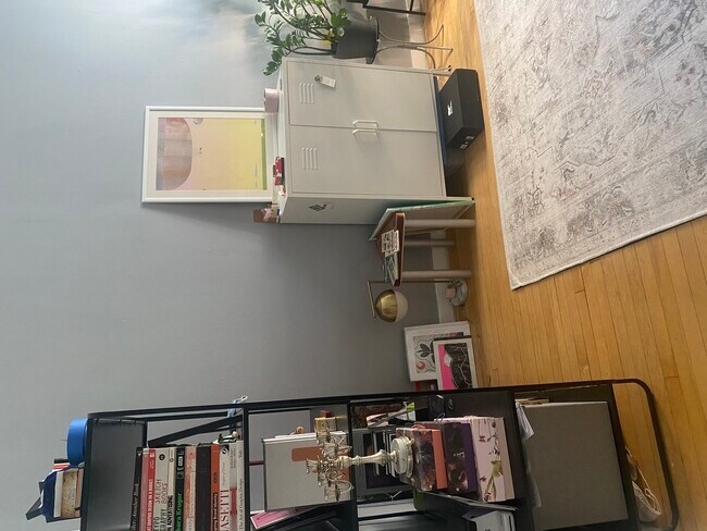 Foto del edificio - 2131 W Division St