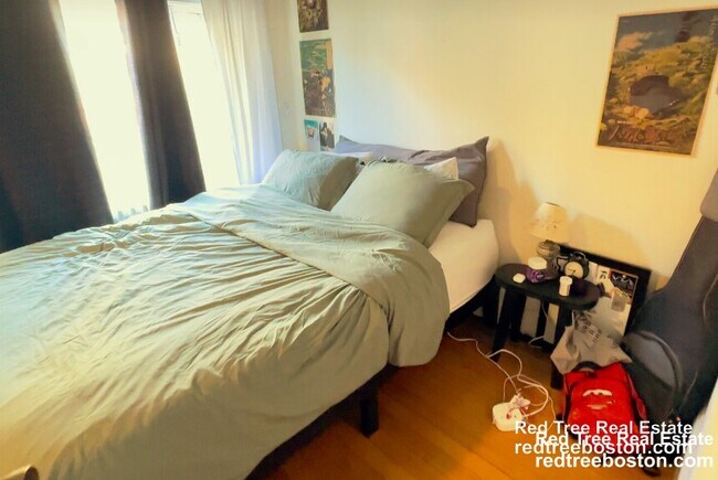 Building Photo - 583 Beacon St