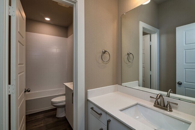 Foto del edificio - GORGEOUS 2 BEDROOM FOUR PLEX LOCATED IN MI...