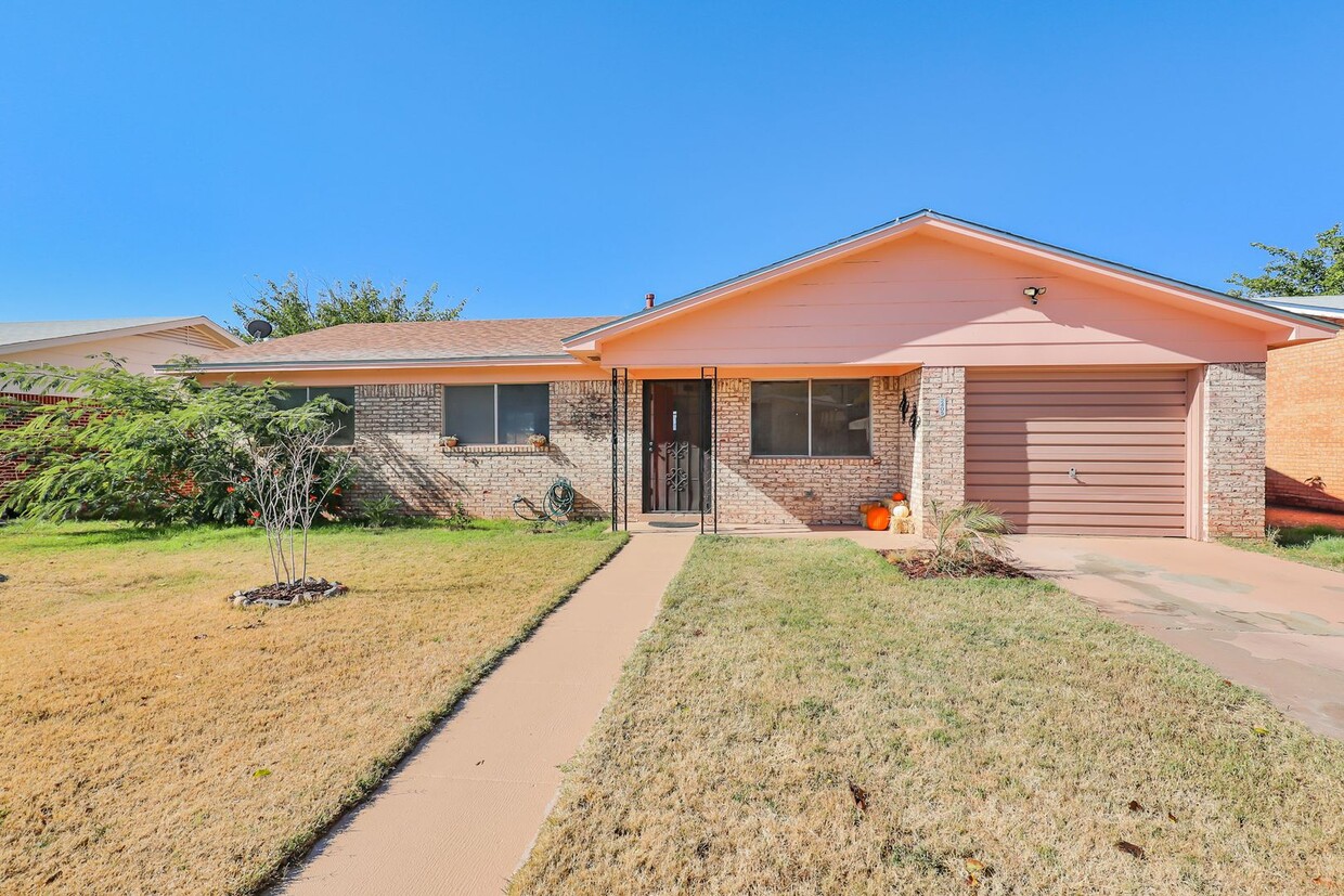 Foto principal - Recently updated 3 bedroom, 2 bathroom hom...