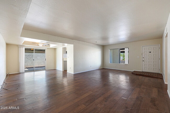 Building Photo - 601 W Coral Gables Dr