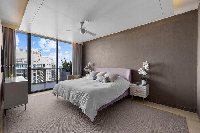 Foto del edificio - 5875 Collins Ave