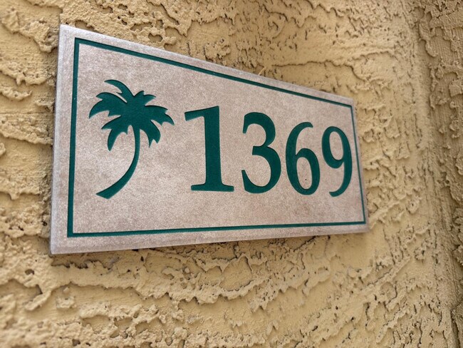 Foto del edificio - 1367 S Country Club Dr