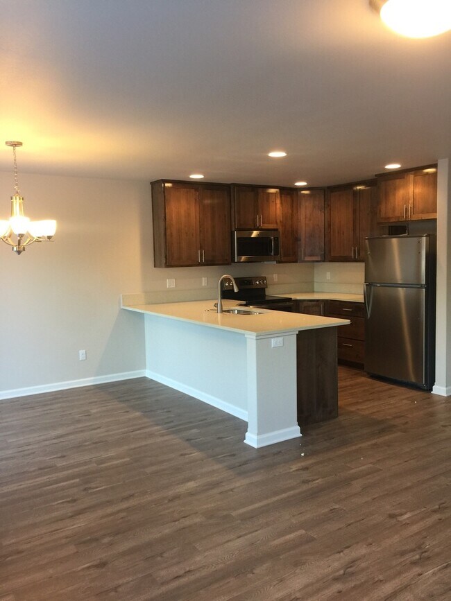 Foto del edificio - SE Bend, LIKE NEW Townhouse, 3 Bedrooms, 2 1/2 Baths, Garage, Gas Heat, Patio