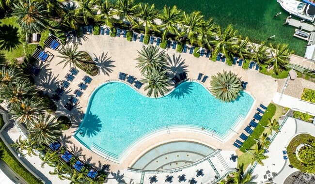 Building Photo - Flamingo South Beach