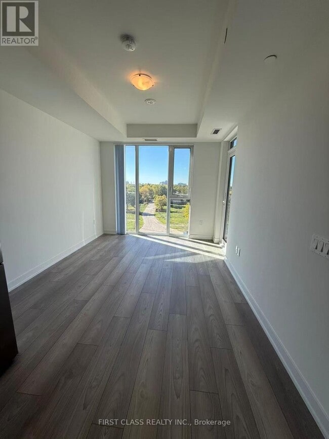 Building Photo - 5858 Yonge St