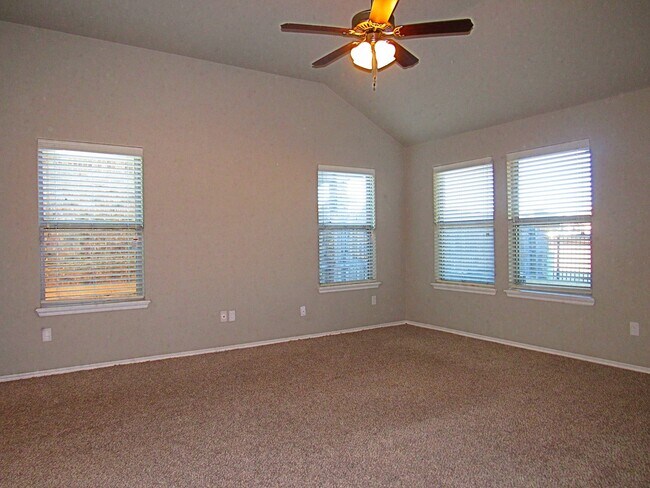 Building Photo - Pleasing 3 Bedroom Home in Deer Creek!  Mo...