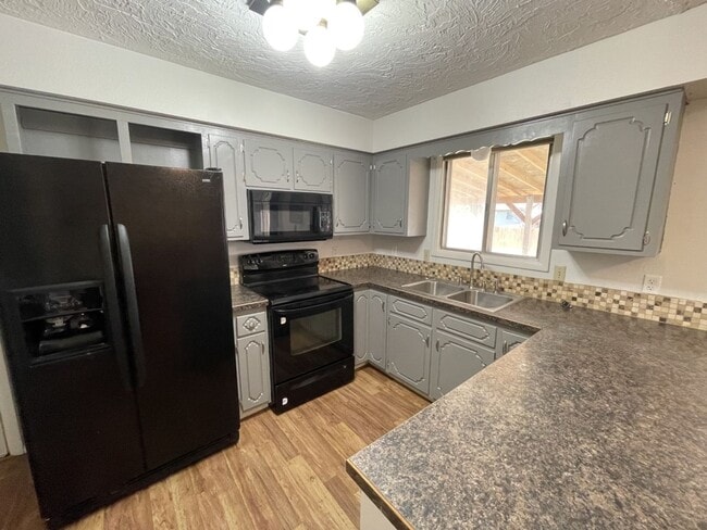 Building Photo - 2 Bed, 1 Bath Single Family Home w/ 1 Car ...