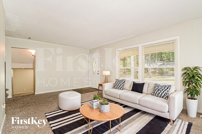 Foto del edificio - 6680 Foxshire Dr