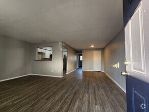 Building Photo - 313 Country Club Oval