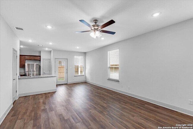 Foto del edificio - 7509 Astro Fld