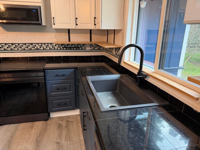 Foto del edificio - Lovely Single Level Rambler with Custom Finishes and Pet Friendly!