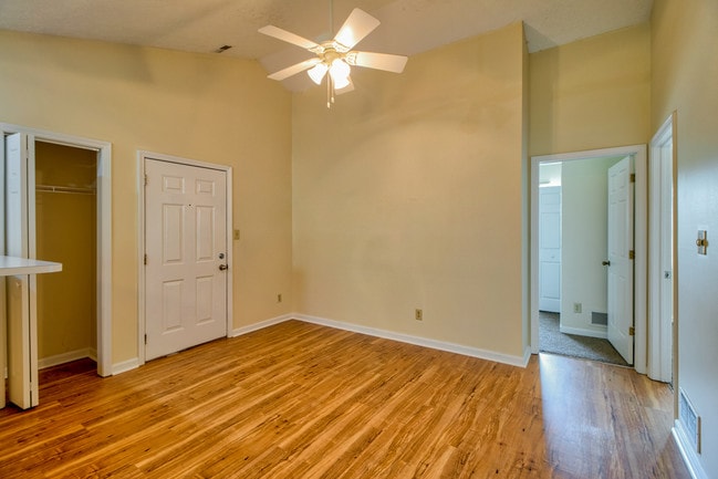 Building Photo - Walnut Springs