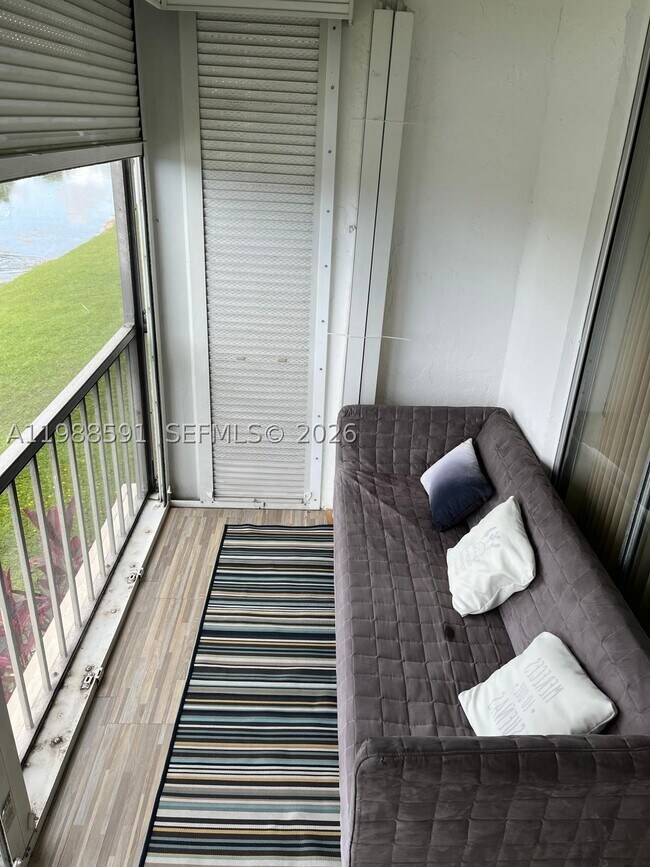 Foto del edificio - 361 S Hollybrook Dr