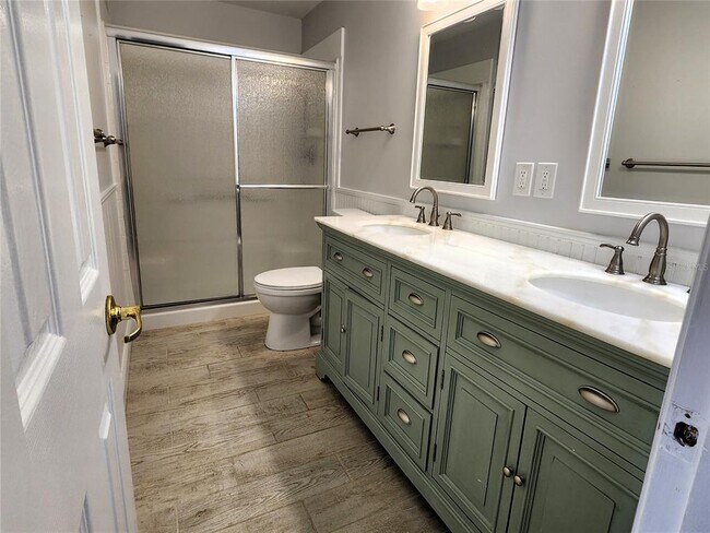 Building Photo - 2617 Pine Tree Dr