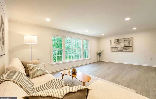 Building Photo - 7950 Central Park Cir