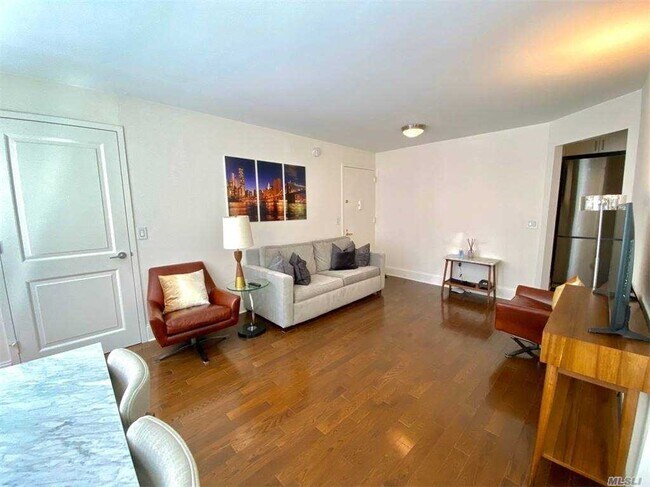 Building Photo - 300 E 64th St
