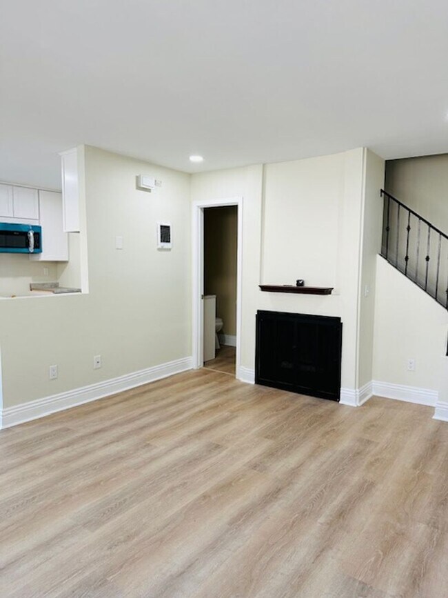 Foto del edificio - Renovated townhome for rent in the America...