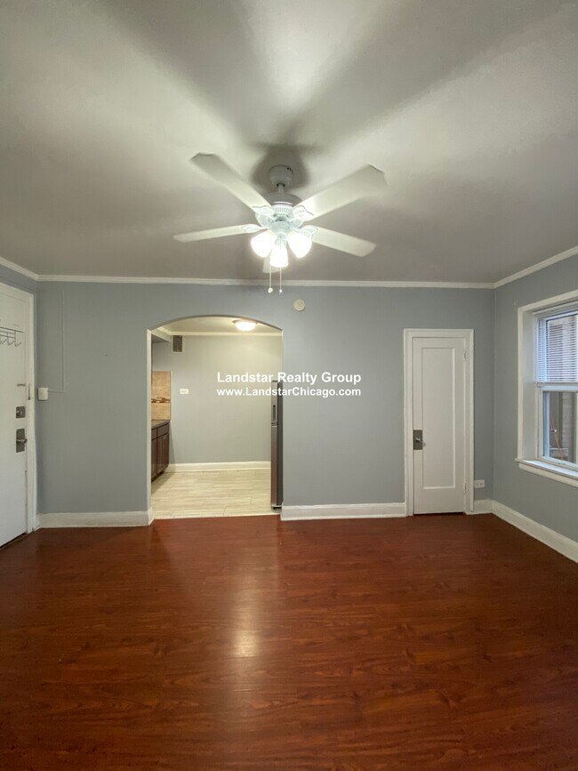 Building Photo - 6930 N Greenview Ave