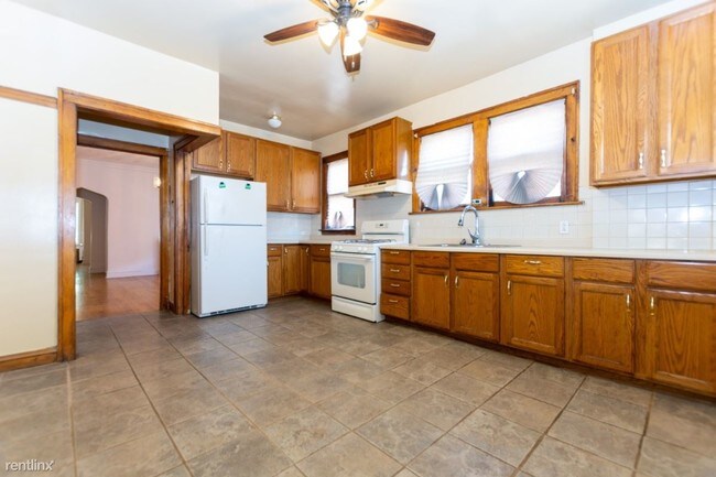 Building Photo - 2 br, 1 bath Apartment - 8337 S Maryland Ave