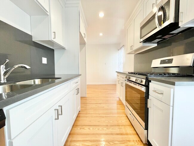 Building Photo - 449 N Stanley Ave