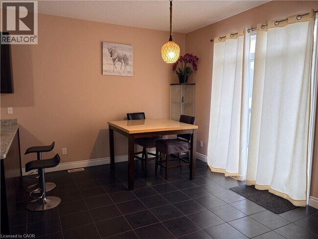 Photo du bâtiment - 212 Westfield Pl