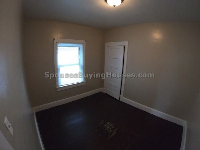 Building Photo - 734 N Gladstone Ave