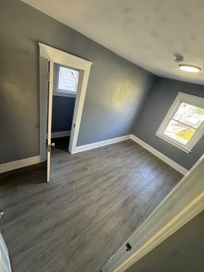 Building Photo - Charming 3-Bedroom Property in Prime Location (SECTION 8 VOUCHERS ACCEPTED)