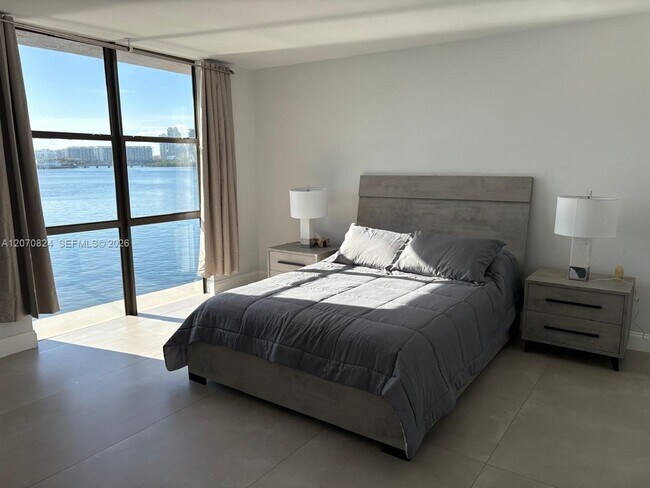 Foto del edificio - 17600 N Bay Rd