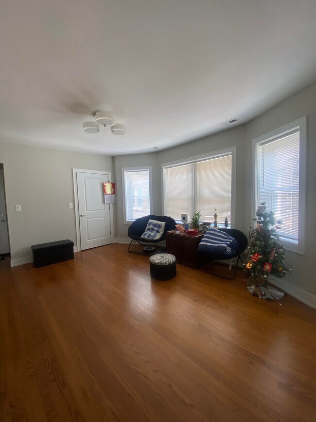 Foto del edificio - 6433 N Albany Ave