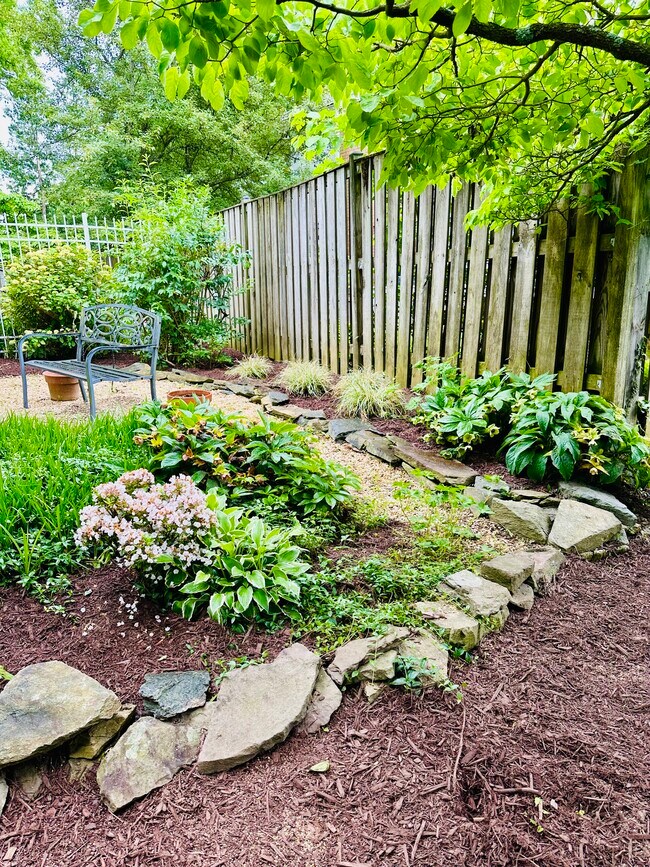 Foto del edificio - 3204 Woodhollow Dr